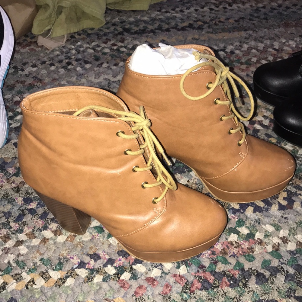 Cute brown heel boots.